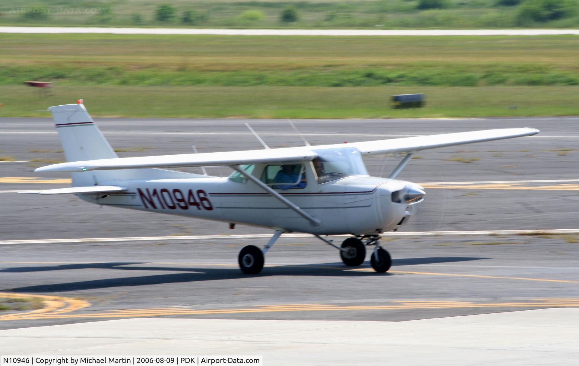 N10946, 1973 Cessna 150L C/N 15075157, Taxing to Runway 2L