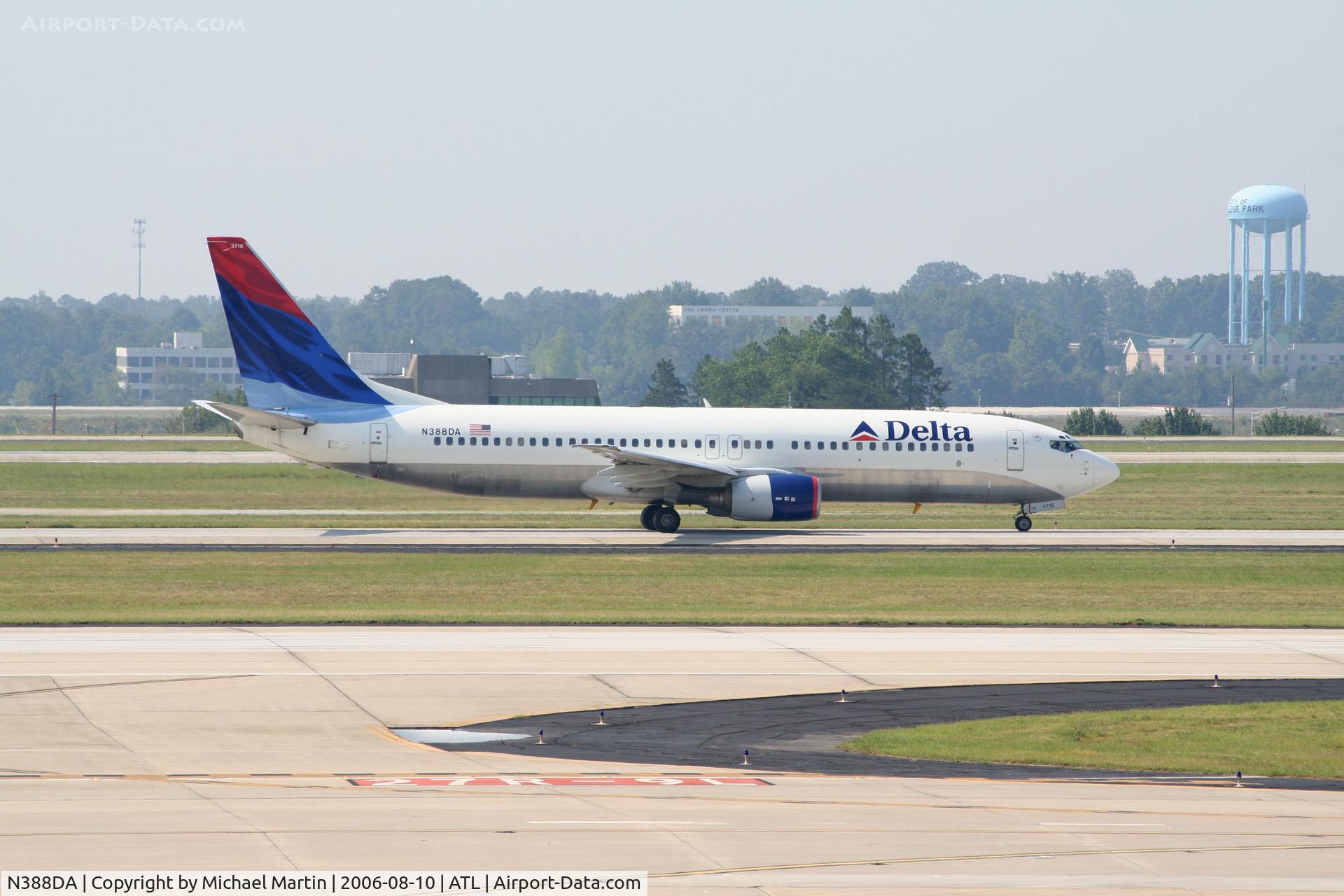 N388DA, 2000 Boeing 737-832 C/N 30375, Landing 9L