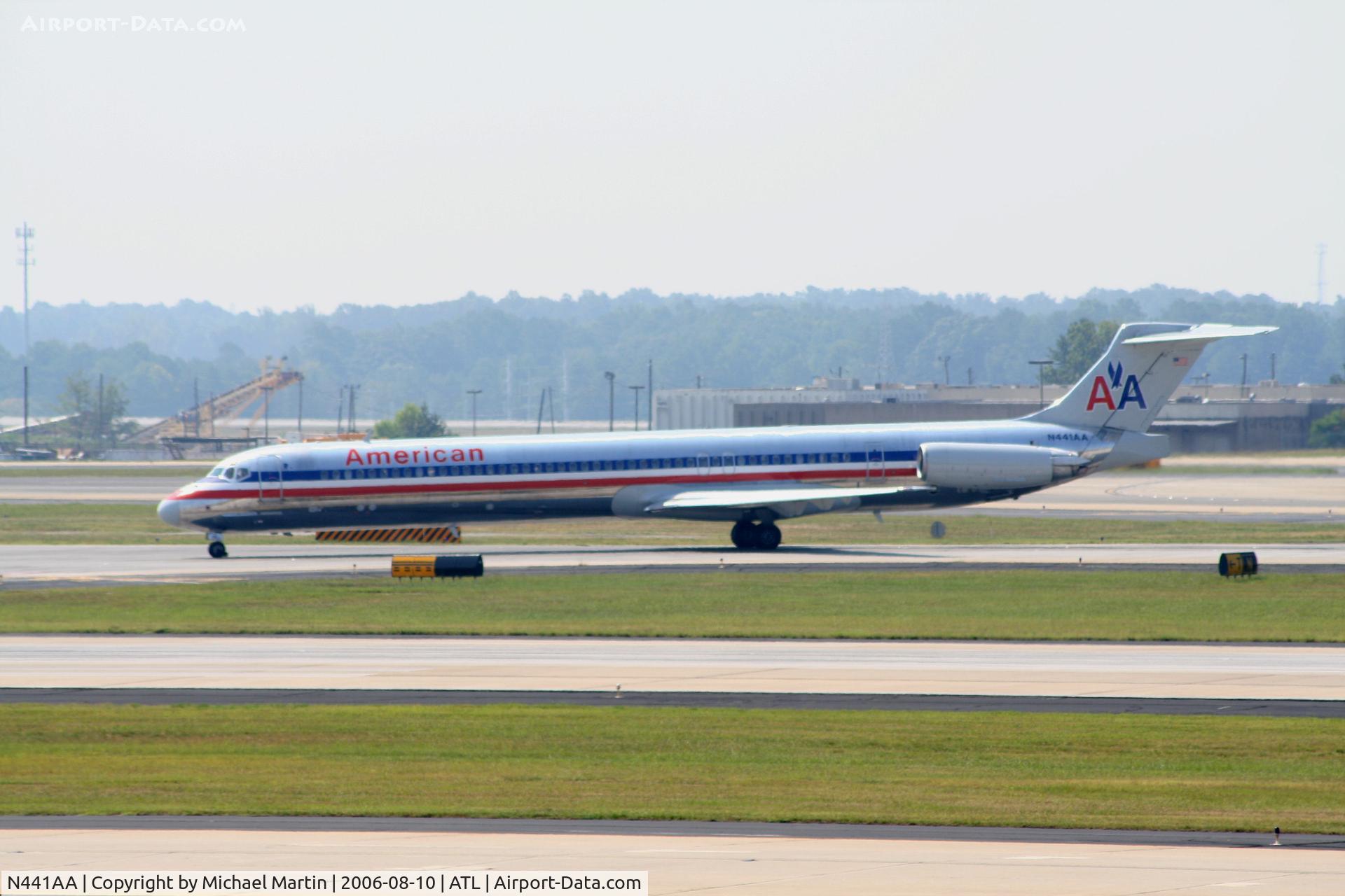 N441AA, 1987 McDonnell Douglas MD-82 (DC-9-82) C/N 49460, Taxing to Terminal