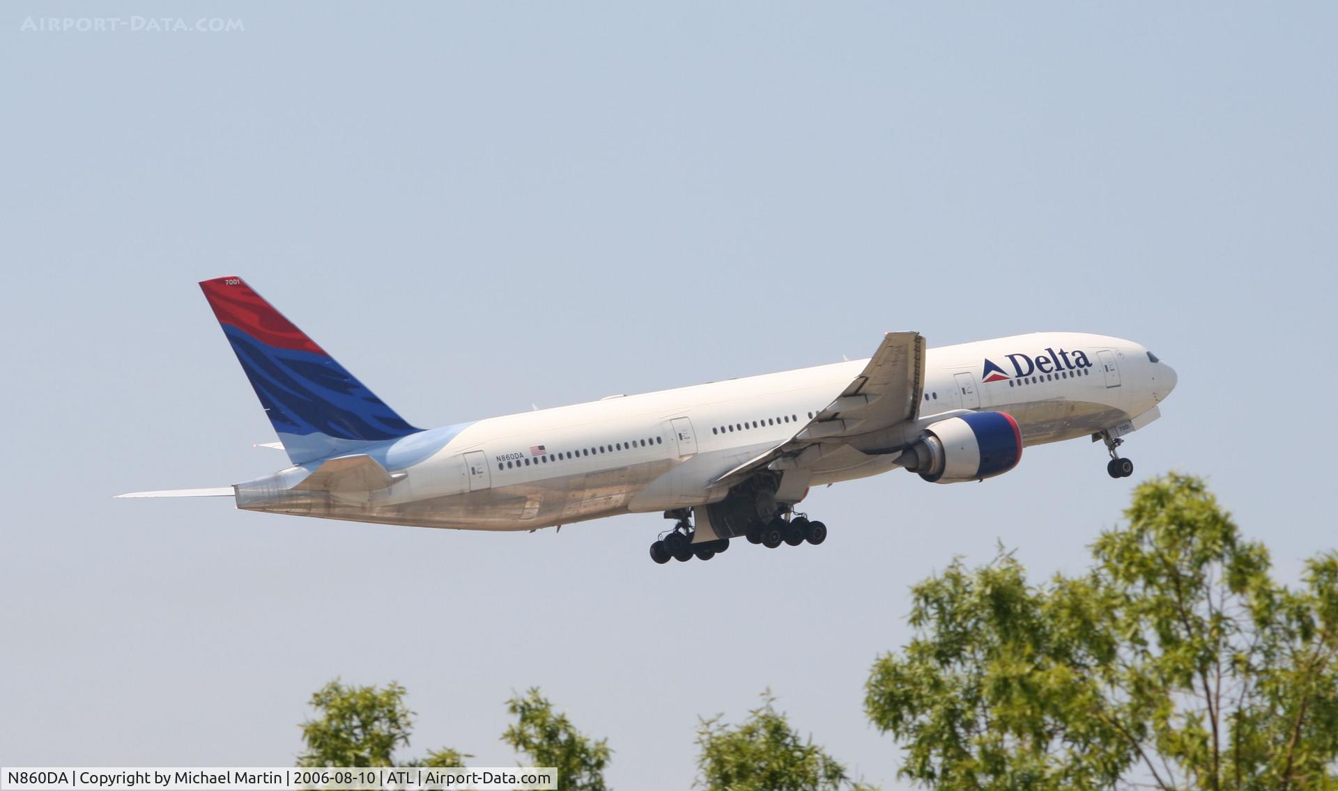 N860DA, 1999 Boeing 777-232 C/N 29951, Starting to tuck in gear after departure