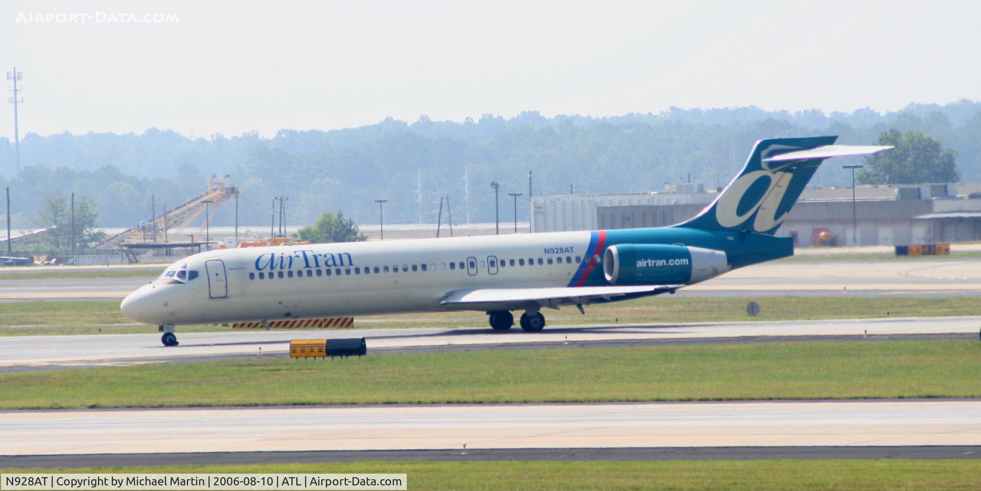 N928AT, 2000 Boeing 717-200 C/N 55076, Taxing to Terminal