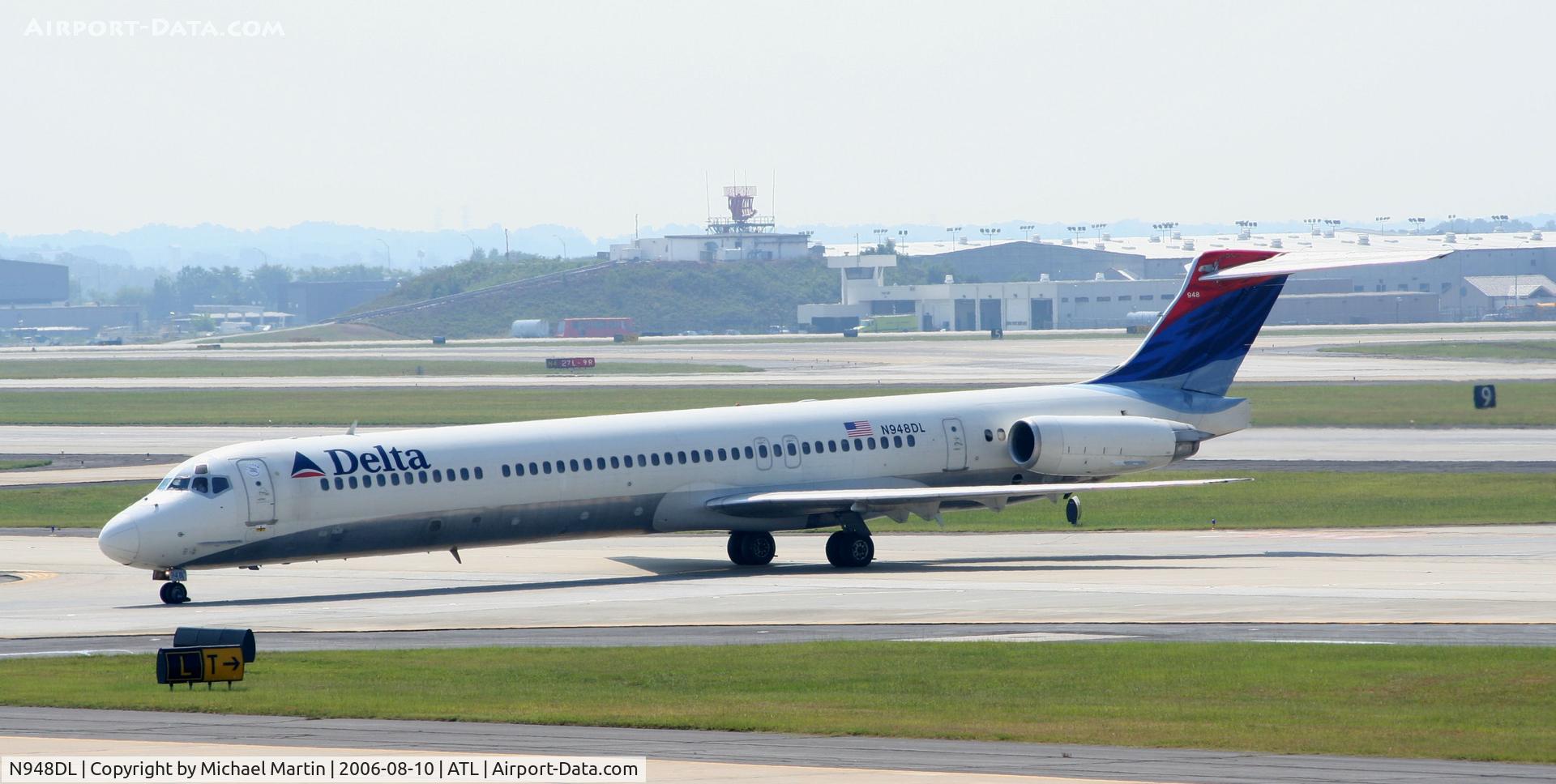 N948DL, 1989 McDonnell Douglas MD-88 C/N 49879, Taxing to Terminal