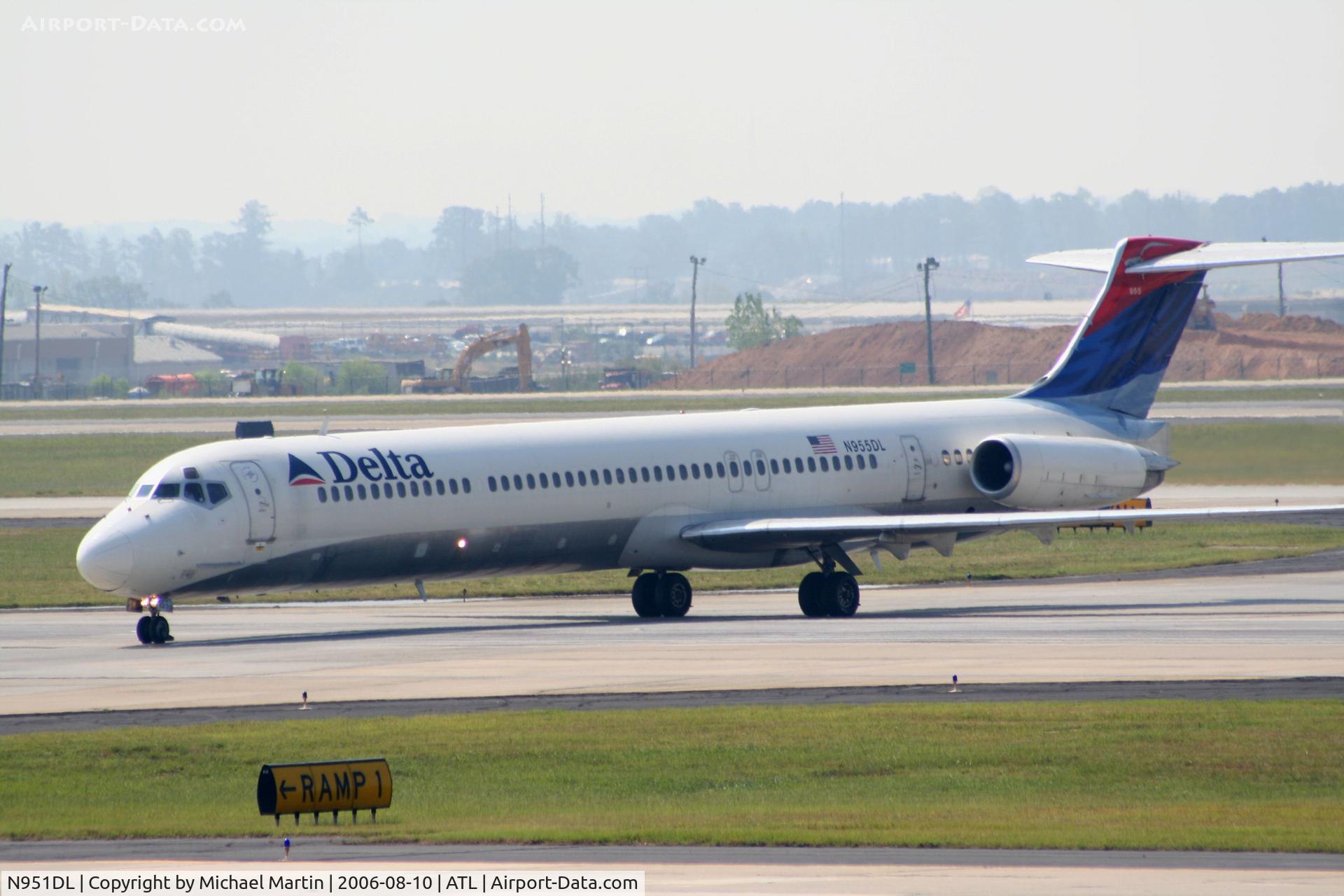 N951DL, 1990 McDonnell Douglas MD-88 C/N 49882, Taxing to Terminal