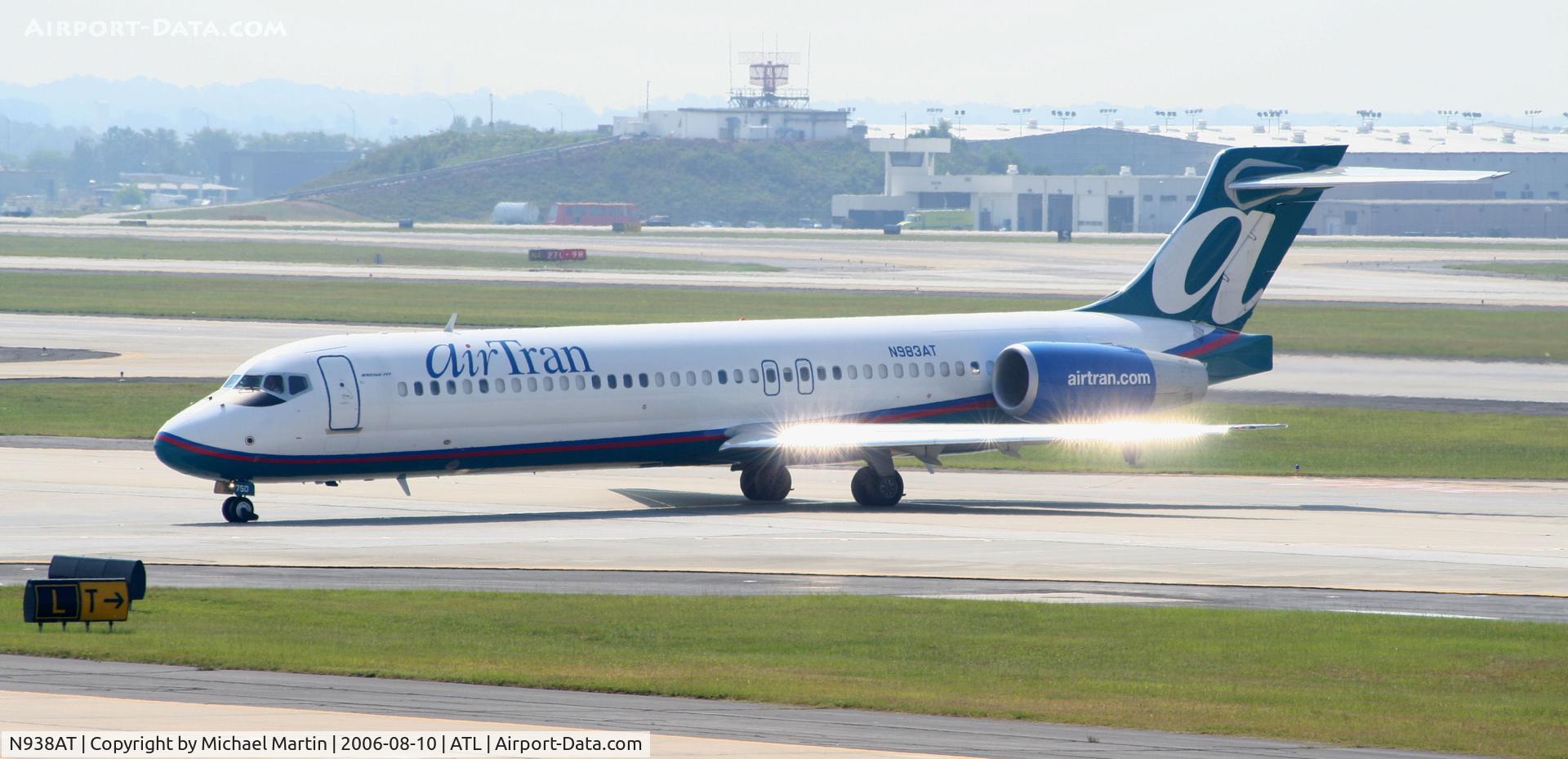 N938AT, 2006 Boeing 717-200 C/N 55098, Taxing to Terminal
