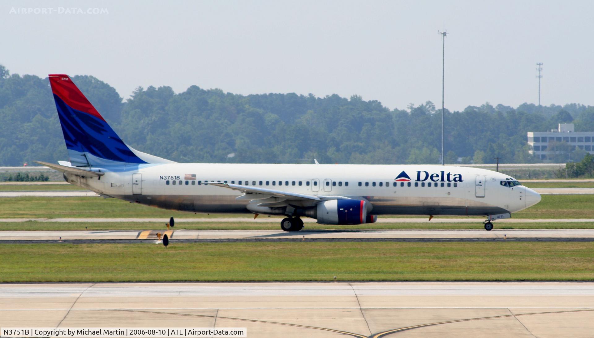 N3751B, 2001 Boeing 737-832 C/N 30491, Landing 9L