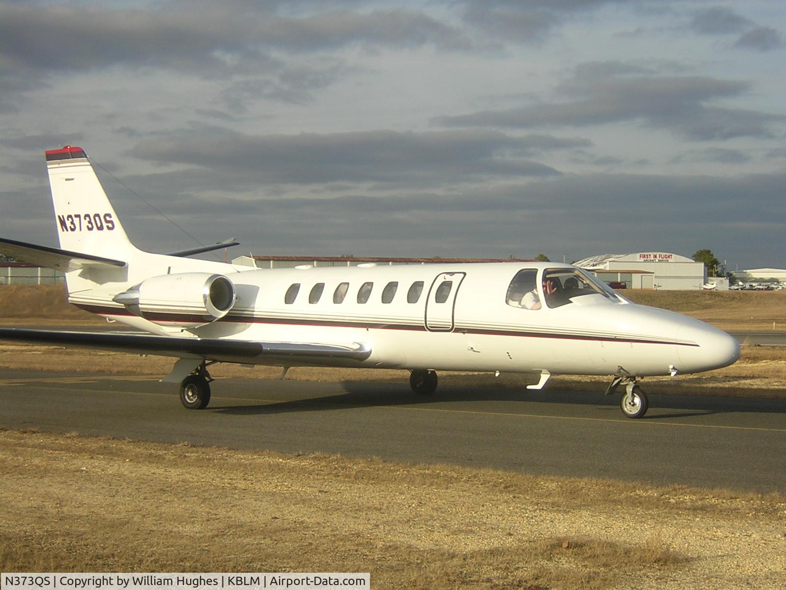N373QS, 1996 Cessna 560 Citation Ultra C/N 560-0373, taxing to drop of passengers