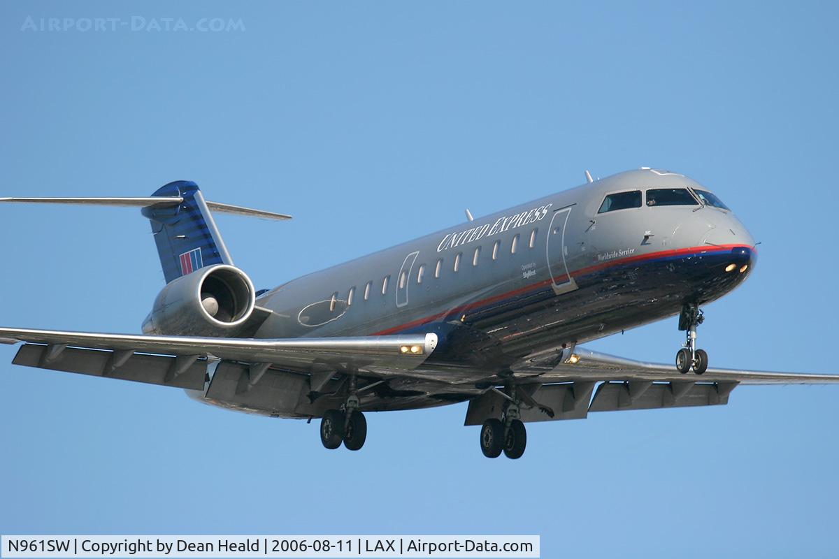 N961SW, 2003 Canadair CL-600-2B19 Regional Jet CRJ-200LR C/N 7857, United Express (operated by SkyWest) N961SW (FLT SKW6474) from Albuquerque Sunport Int'l (KABQ) on final approach to RWY 24R.