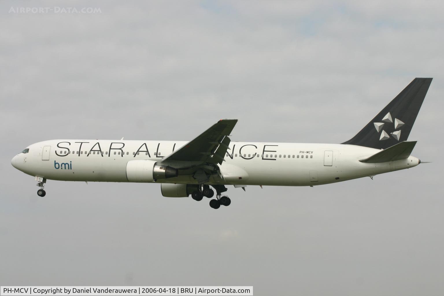 PH-MCV, 1995 Boeing 767-31A C/N 27619, short to land on rwy 25L