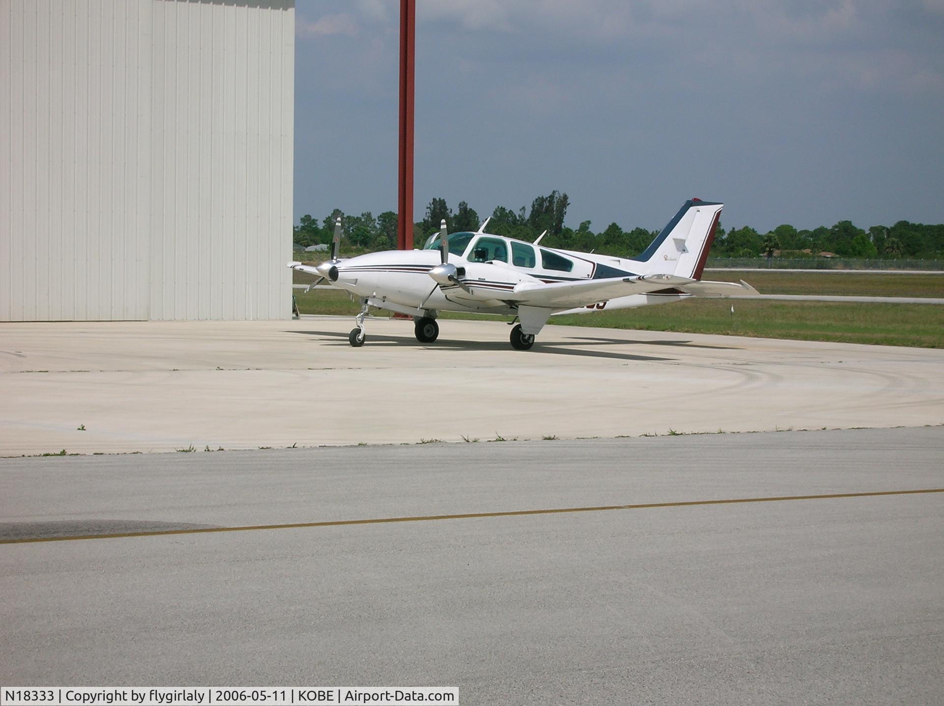 N18333, 1977 Beech E-55 Baron C/N TE-1093, waiting for fuel near a big hangar