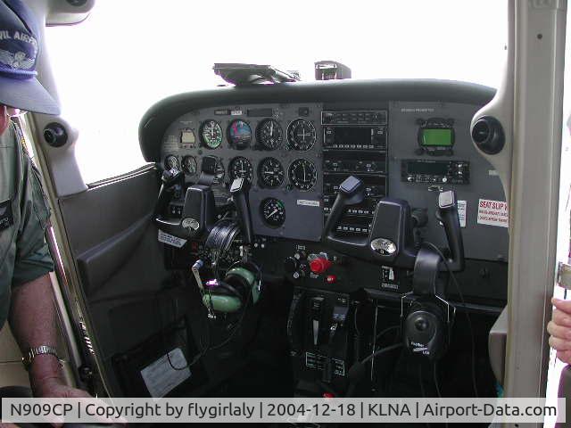 N909CP, 2001 Cessna 172S C/N 172S8909, cockpit