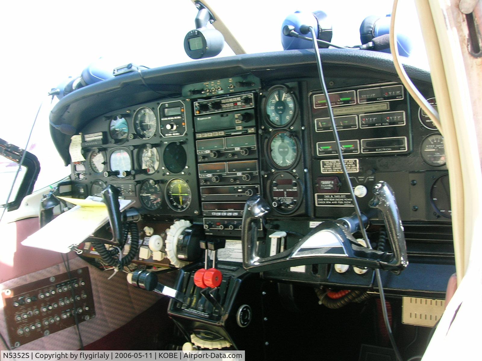 N5352S, 1966 Cessna 337A Super Skymaster C/N 337-0452, cockpit