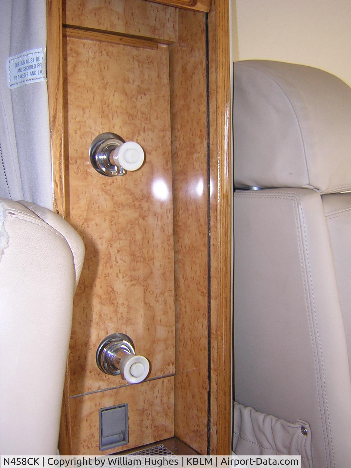 N458CK, Cessna 560 C/N 5600160, drinks in the middle of the jet (very convienent!)