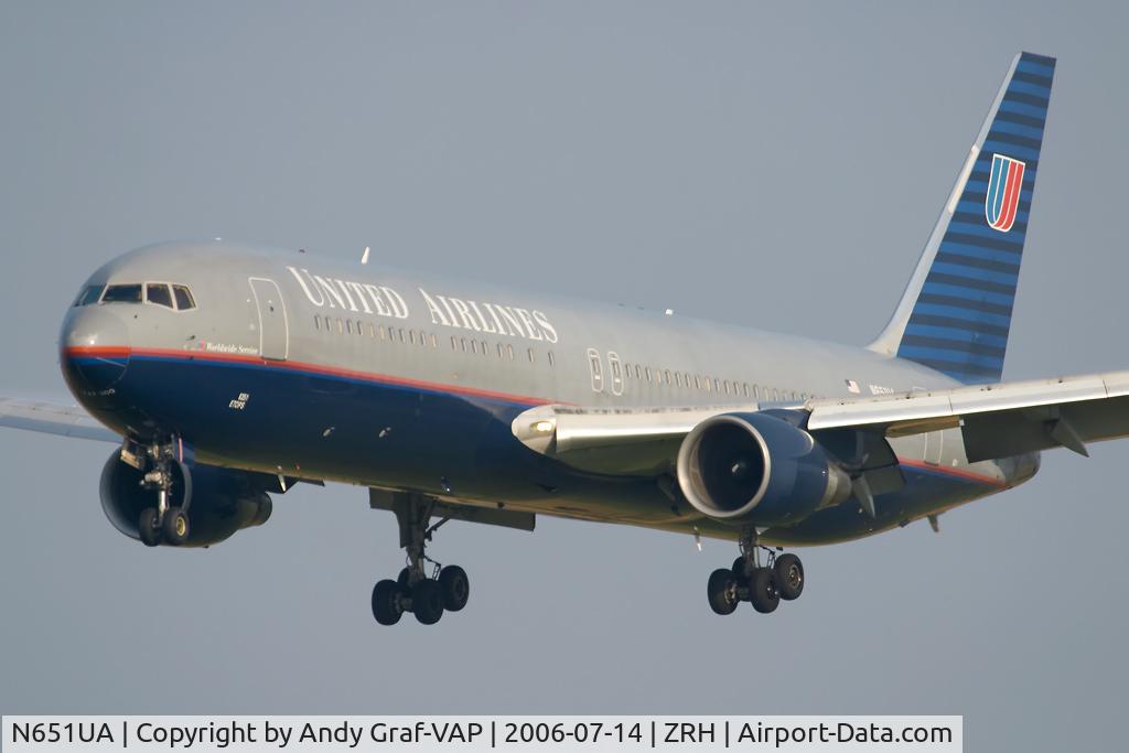 N651UA, 1992 Boeing 767-322 C/N 25389, Final RWY14.
