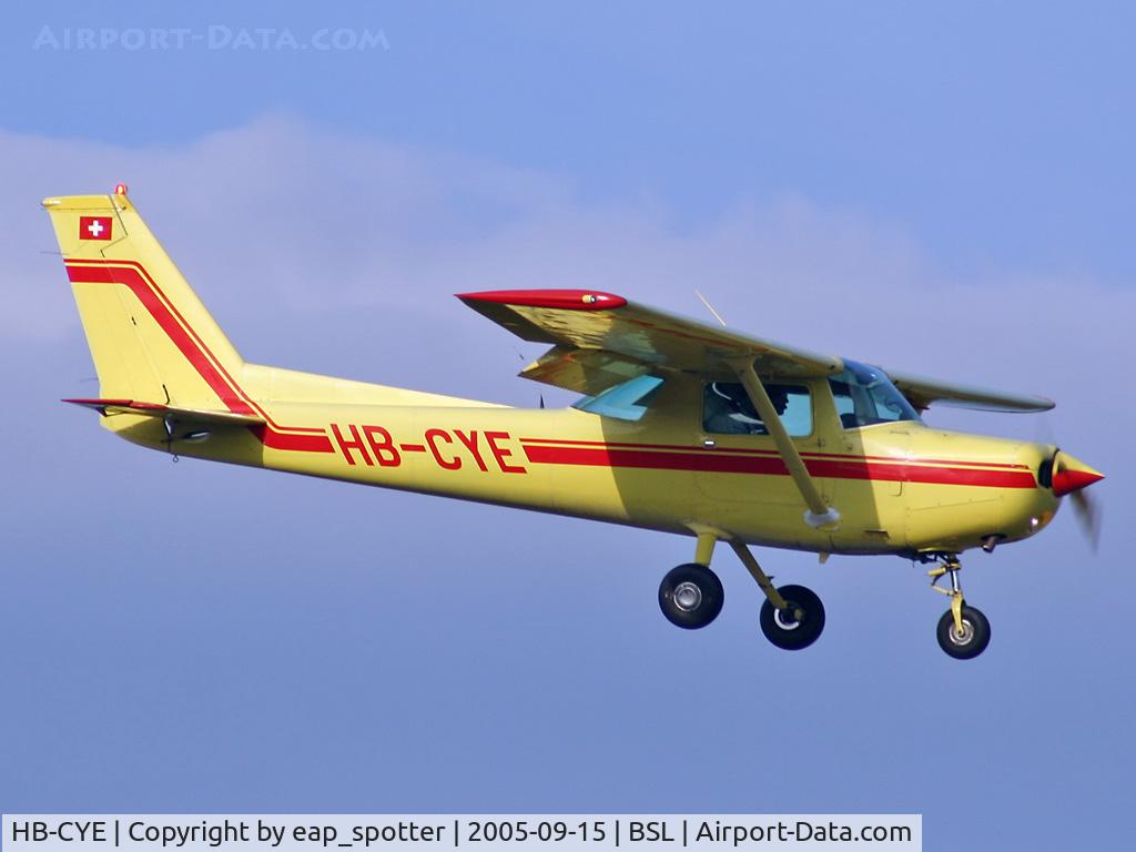 HB-CYE, 1979 Cessna 152 C/N 15284056, on final for runway 16