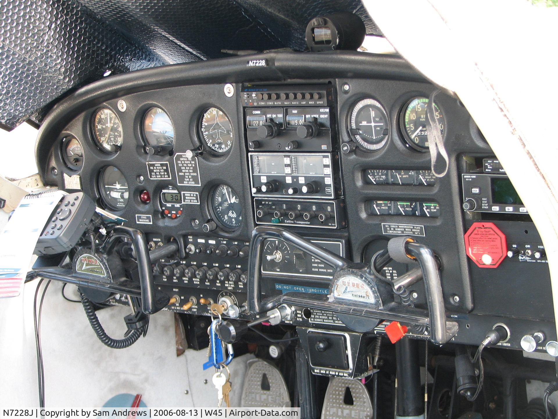 N7228J, 1968 Piper PA-28-140 C/N 28-24564, panel shot
