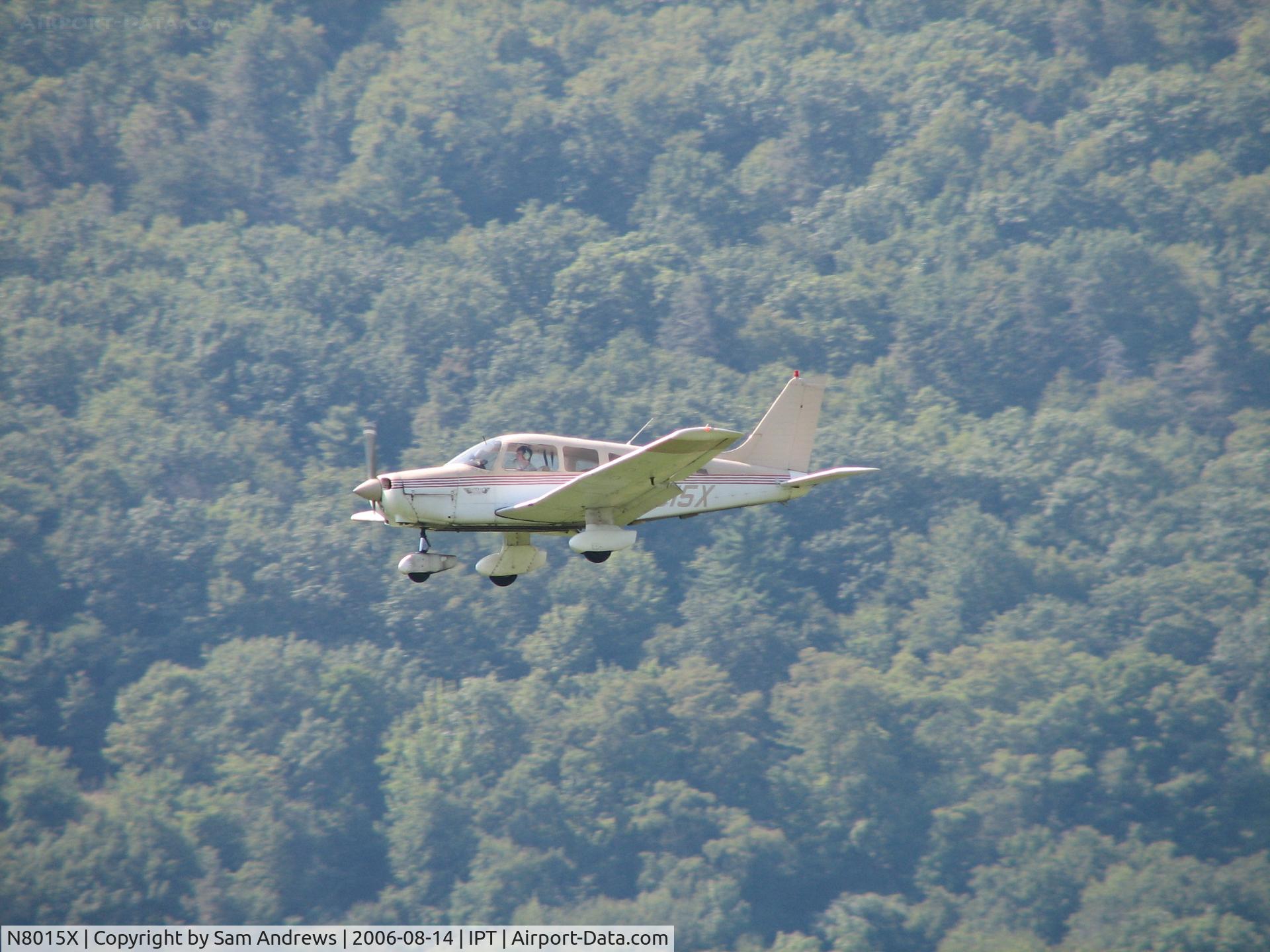 N8015X, 1981 Piper PA-28-161 C/N 28-8216079, On very short final.