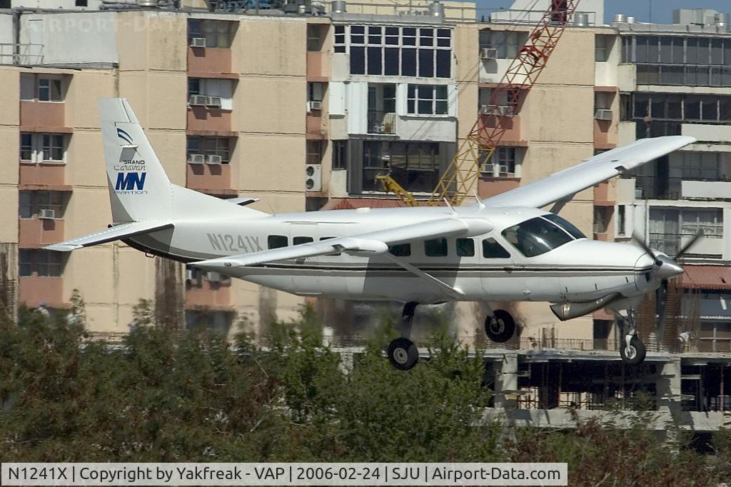 N1241X, 1998 Cessna 208B C/N 208B0657, Cessna 208 of MN Aviation landing at SJU