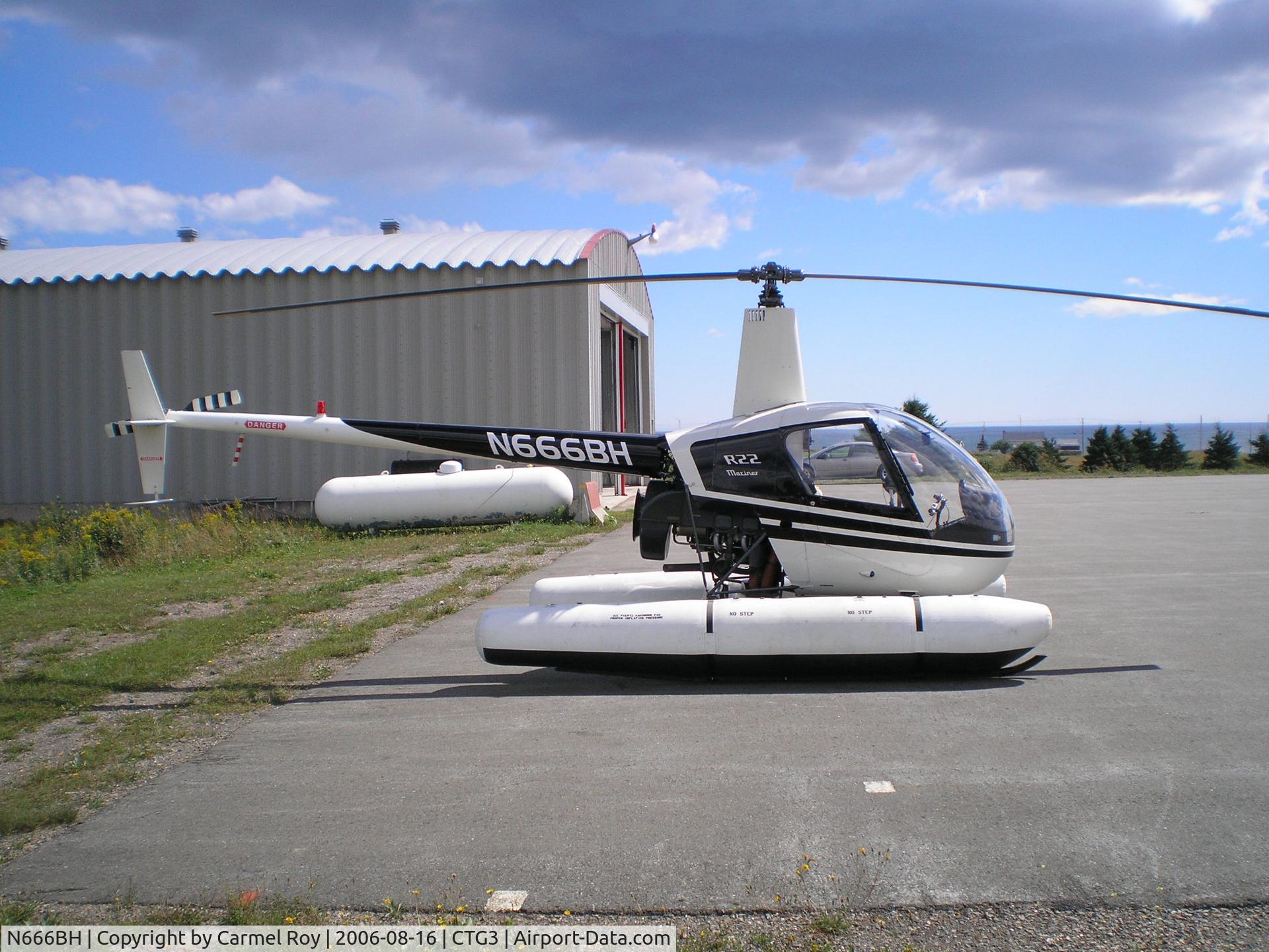 N666BH, 1991 Robinson R22 Mariner C/N 1945M, R22 mariner at Du Rocher Percé Airport