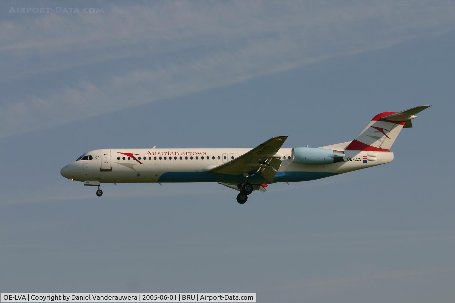 OE-LVA, 1994 Fokker 100 (F-28-0100) C/N 11490, descending to rwy 25L