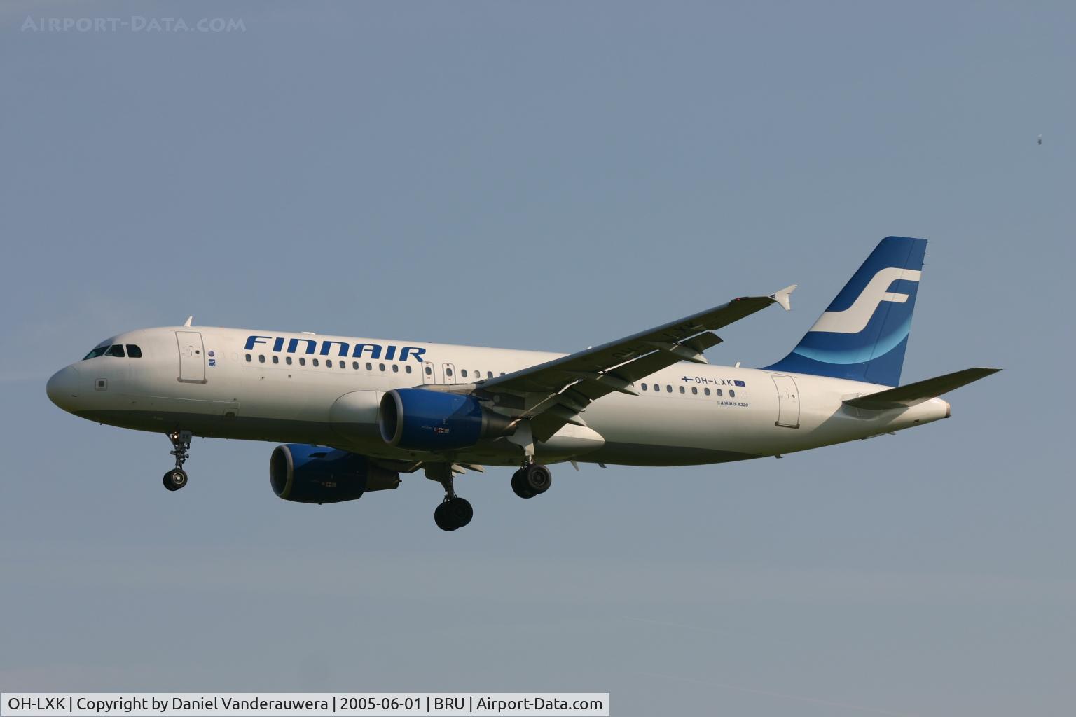 OH-LXK, 2003 Airbus A320-214 C/N 2065, descending to rwy 25L