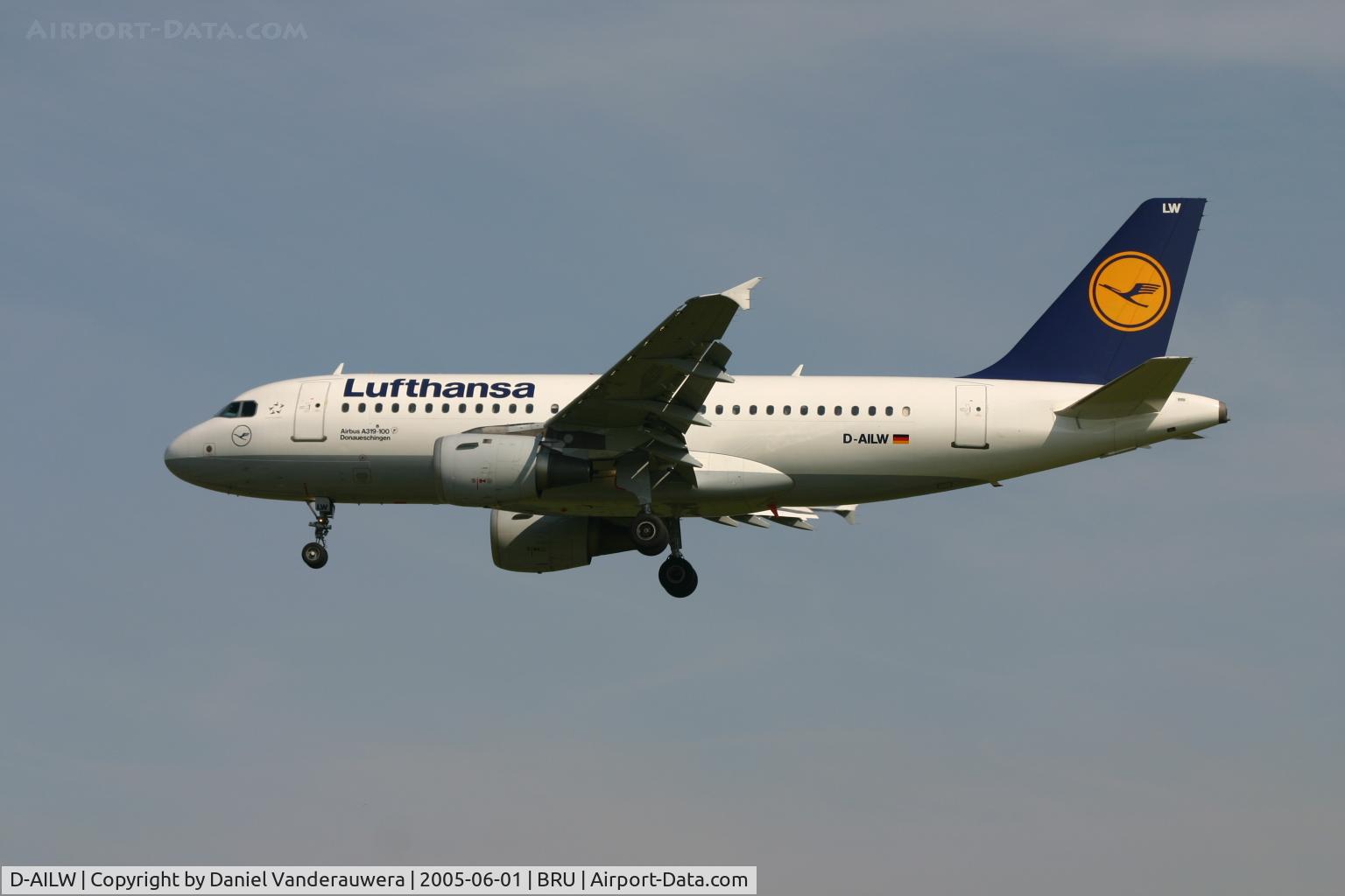 D-AILW, 1998 Airbus A319-114 C/N 853, DONAUESCHINGEN is descending to rwy 25L