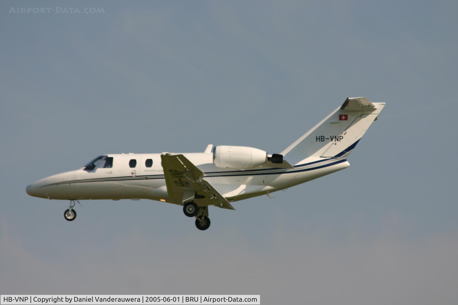 HB-VNP, 2002 Cessna 525 CitationJet CJ1 C/N 525-0499, descending to rwy 25L