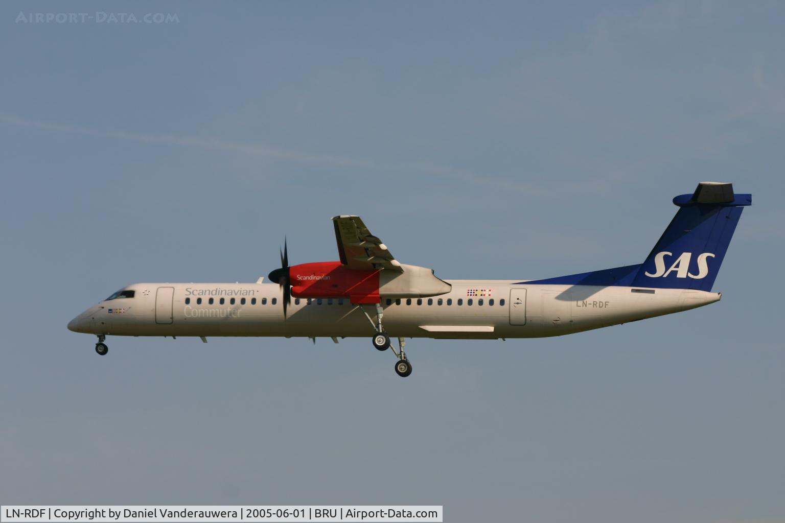 LN-RDF, 2000 De Havilland Canada DHC-8-402Q Dash 8 C/N 4021, arrival on rwy 25L