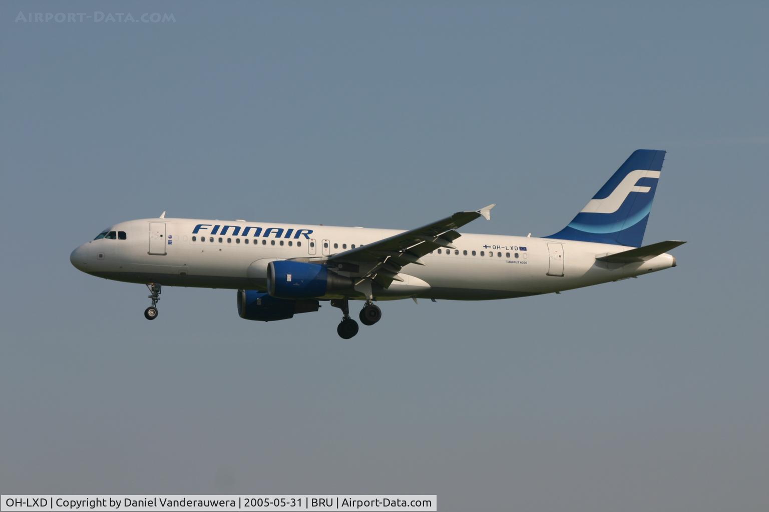 OH-LXD, 2001 Airbus A320-214 C/N 1588, descending to rwy 25L