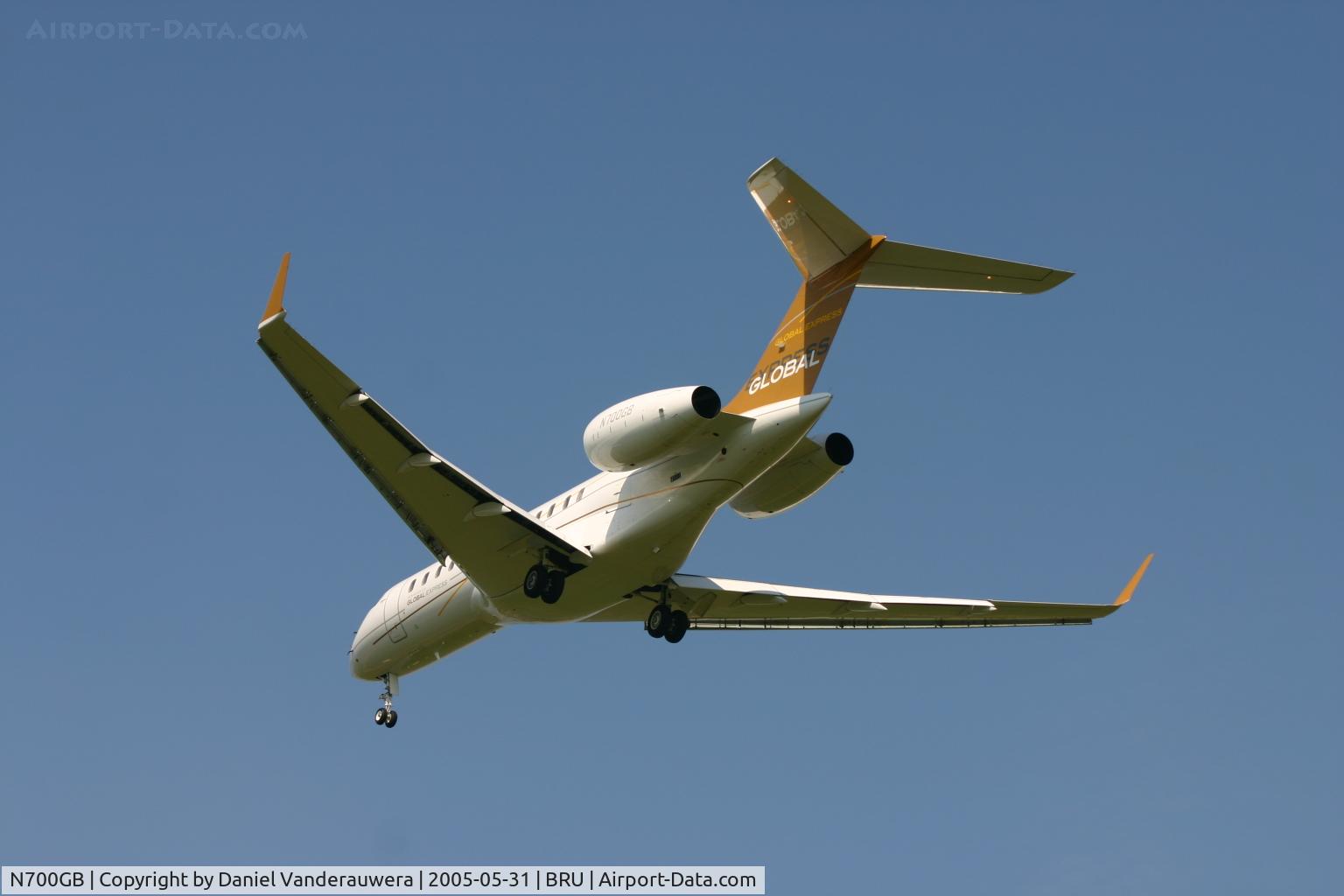 N700GB, 2003 Bombardier BD-700-1A10 Global Express C/N 9124, unexpected visitor