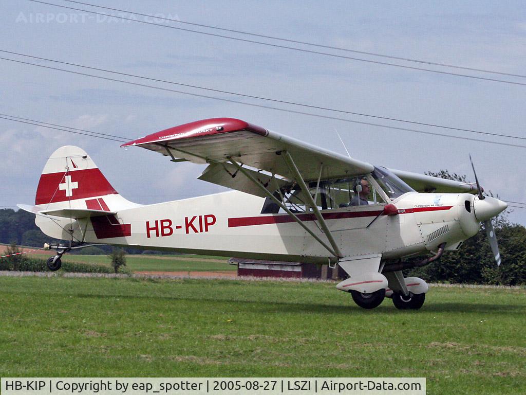 HB-KIP, 1990 Aviat A-1 Husky C/N 1153, towing a glider