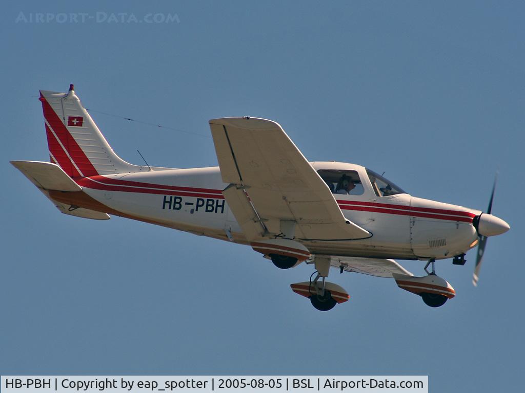 HB-PBH, 1976 Piper PA-28-181 Archer II C/N 28-7790151, few moments away from a smooth landing on runway 16