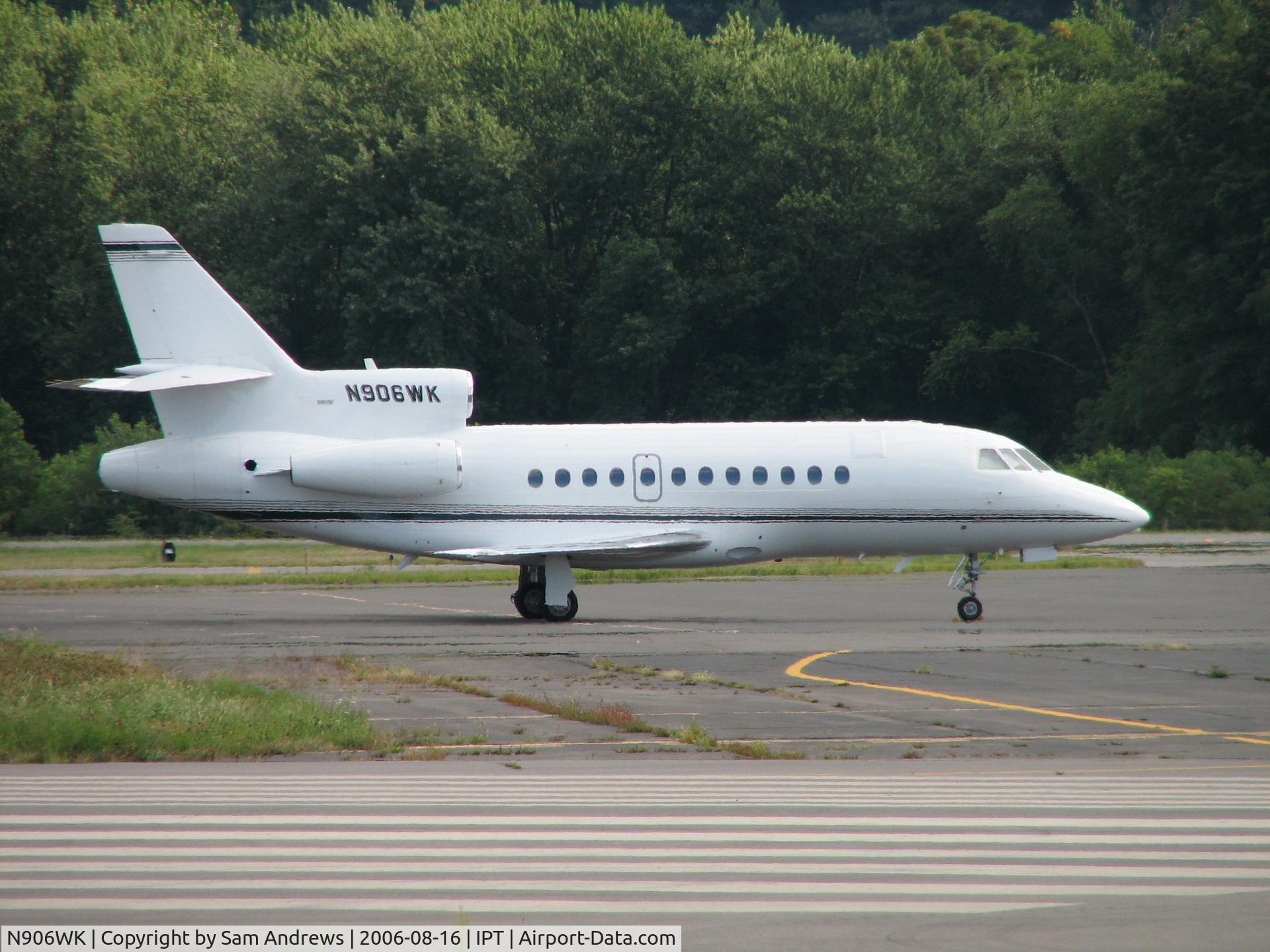 N906WK, 1991 Dassault Falcon 900 C/N 102, Sitting on the ramp