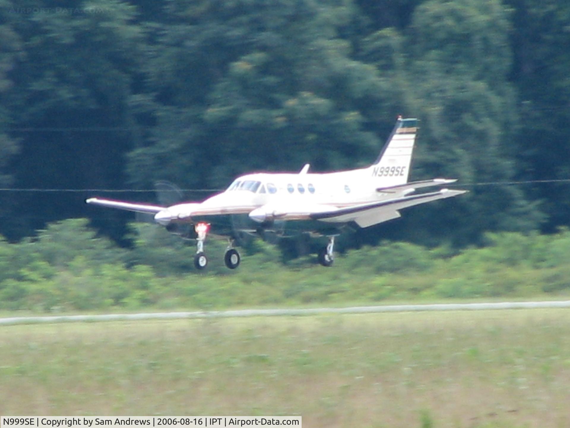 N999SE, Beech E-90 King Air C/N LW-344, I've been waiting for a while to get aq picture of this plane.  I can do better.