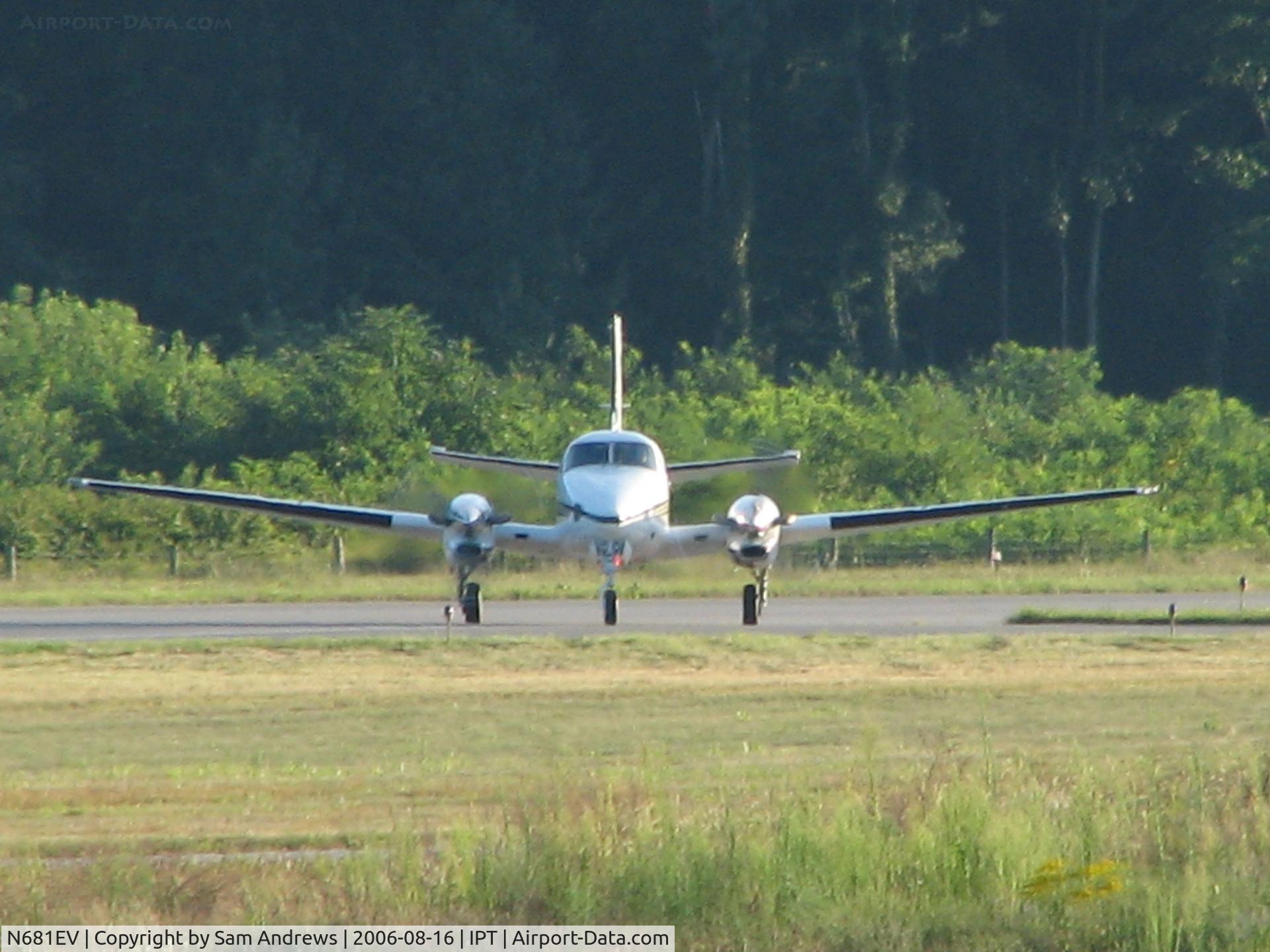 N681EV, 1990 Beech C90A King Air C/N LJ-1228, Turning for the ramp.