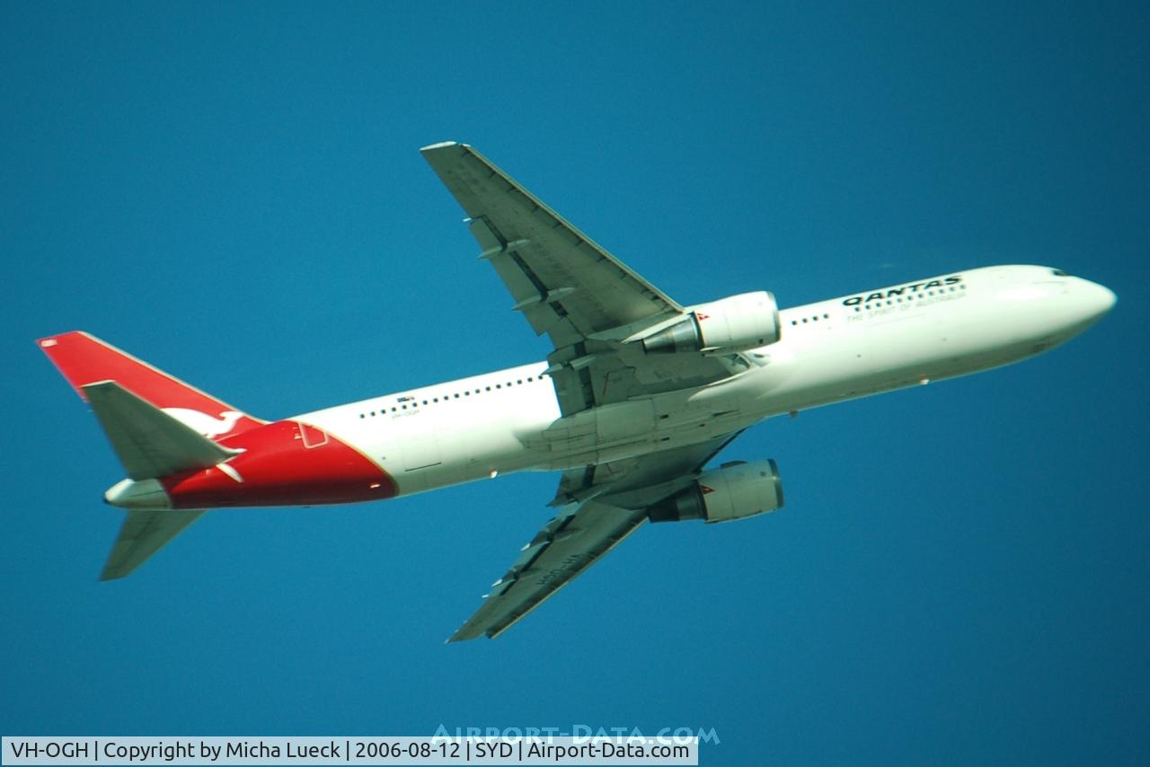 VH-OGH, 1990 Boeing 767-338 C/N 24930, Climbing out of Sydney