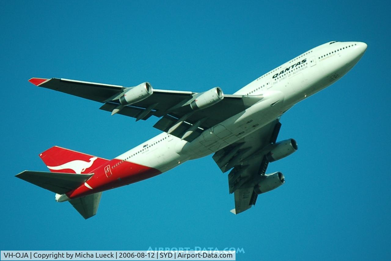 VH-OJA, 1989 Boeing 747-438 C/N 24354, Climbing out of Sydney