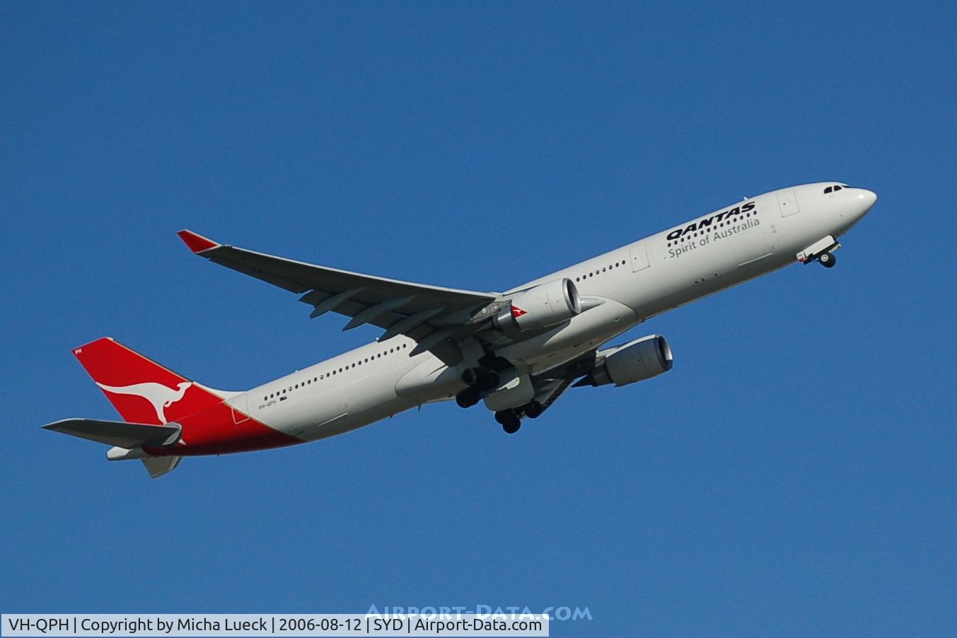 VH-QPH, 2005 Airbus A330-303 C/N 0695, Climbing out of Sydney