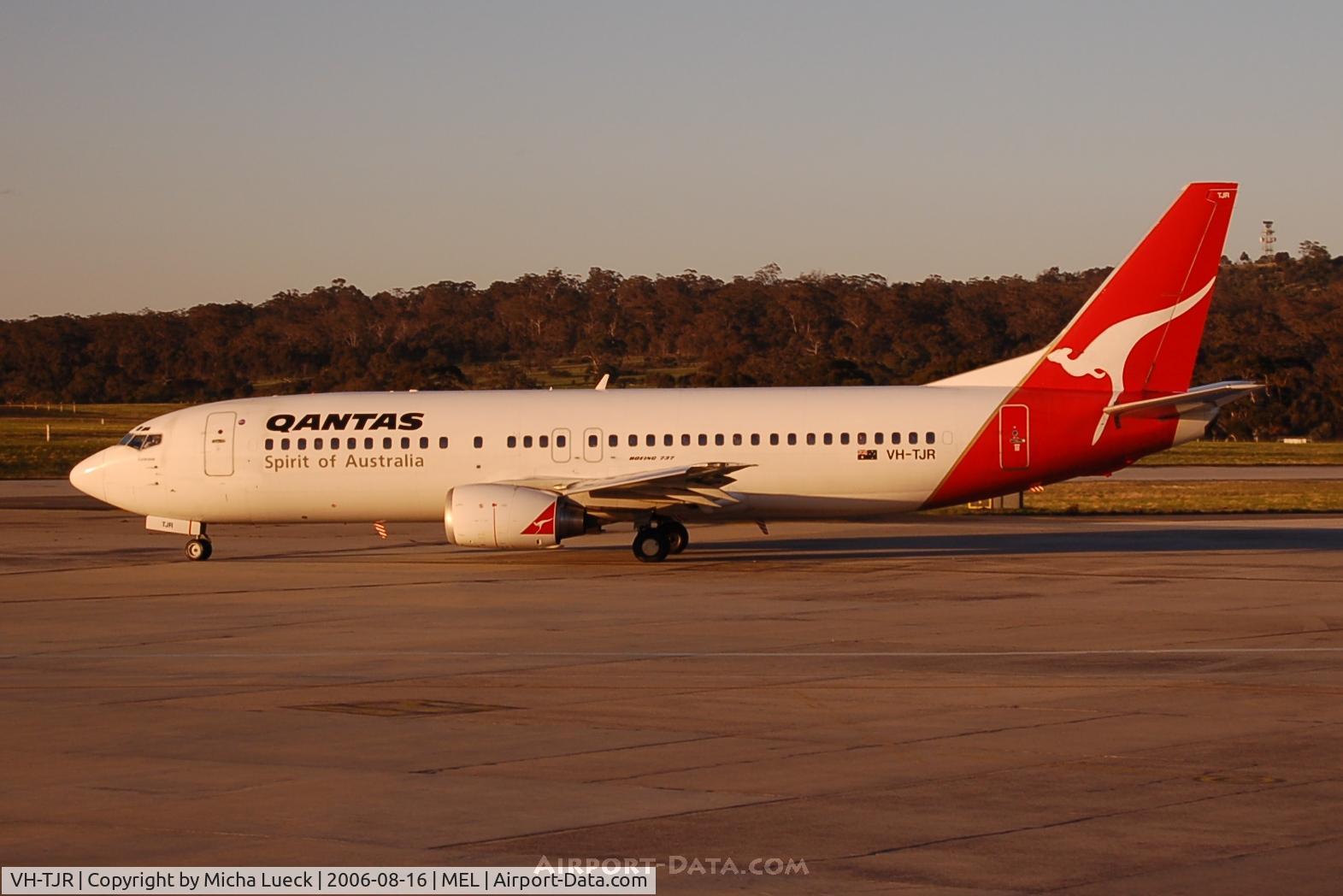 VH-TJR, 1992 Boeing 737-476 C/N 24443, Taxiing to the runway in the warm glow of the evening sun
