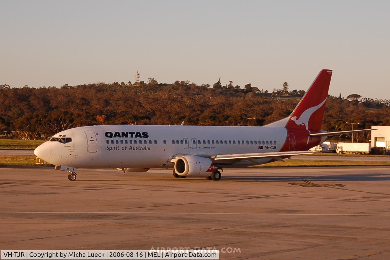 VH-TJR, 1992 Boeing 737-476 C/N 24443, Taxiing to the runway in the warm glow of the evening sun