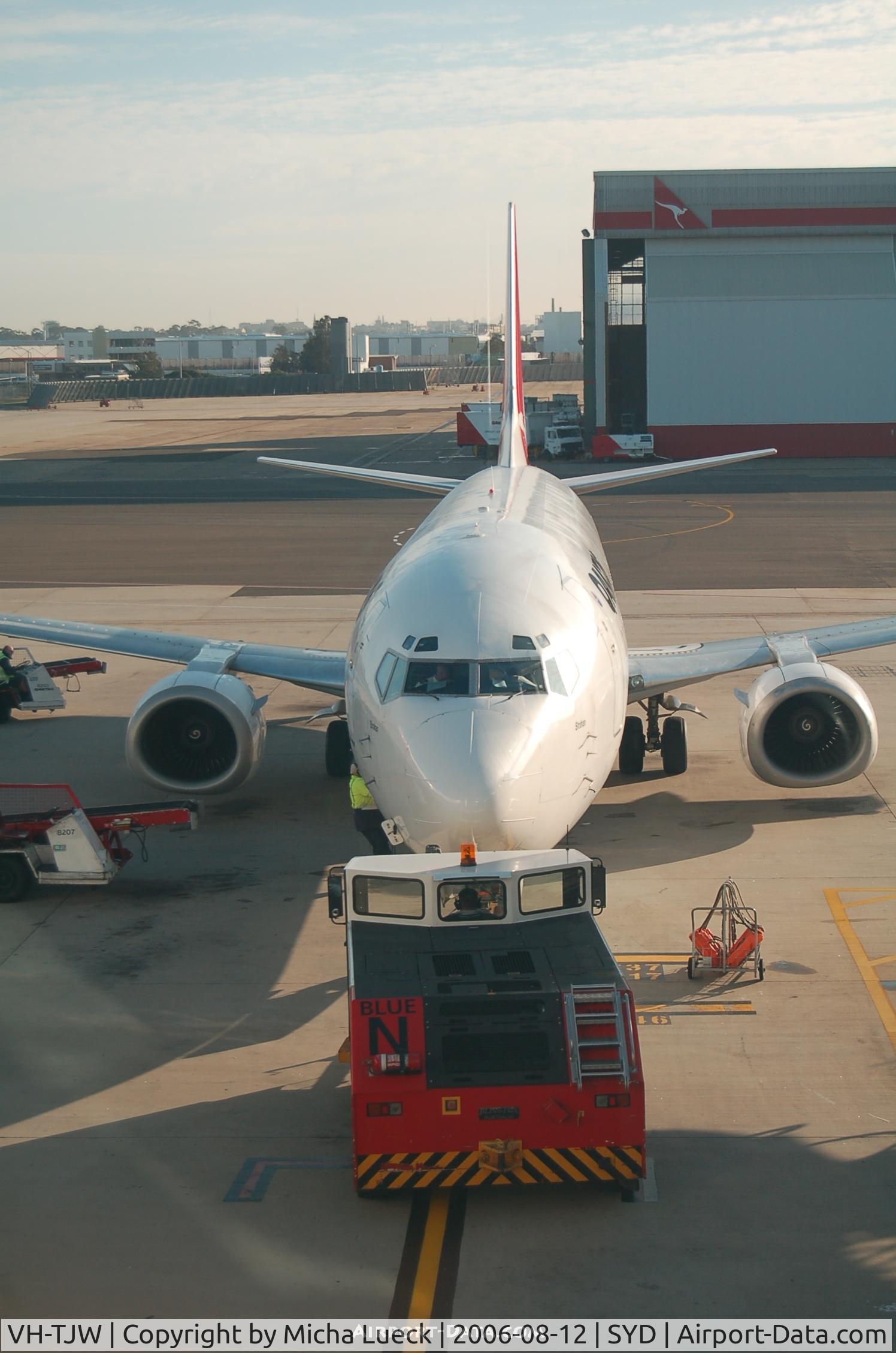 VH-TJW, 1993 Boeing 737-4L7 C/N 26961, Push-back in Sydney