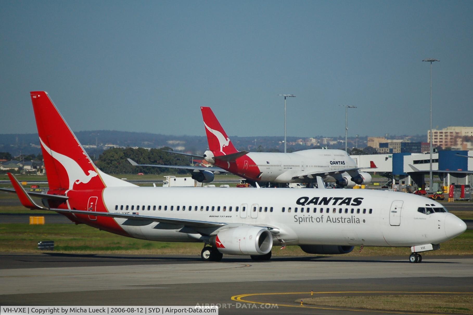 VH-VXE, 2001 Boeing 737-838 C/N 30899, Taxiing to the gate