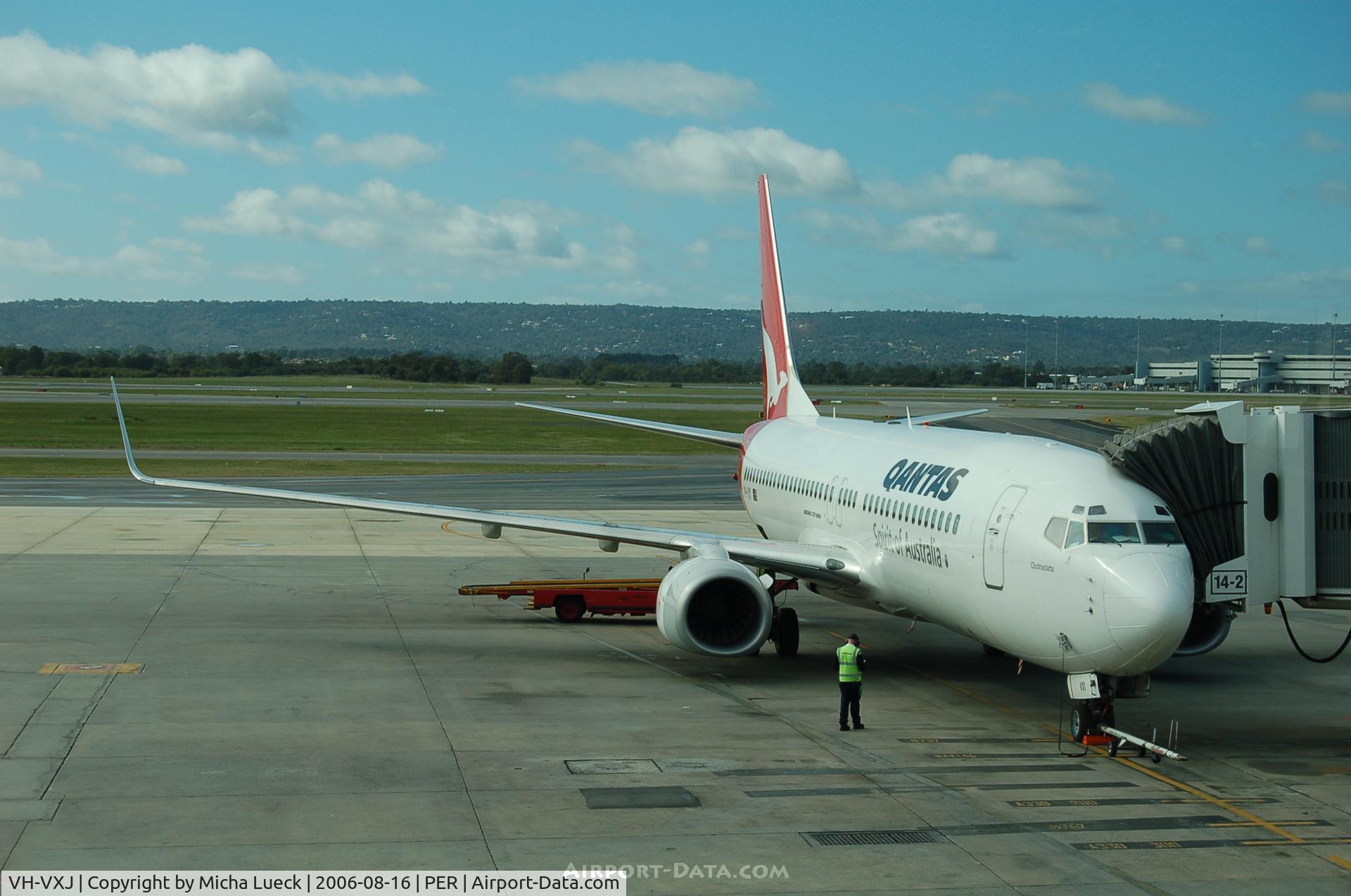 VH-VXJ, 2002 Boeing 737-838 C/N 33480, Getting ready for another domestic leg