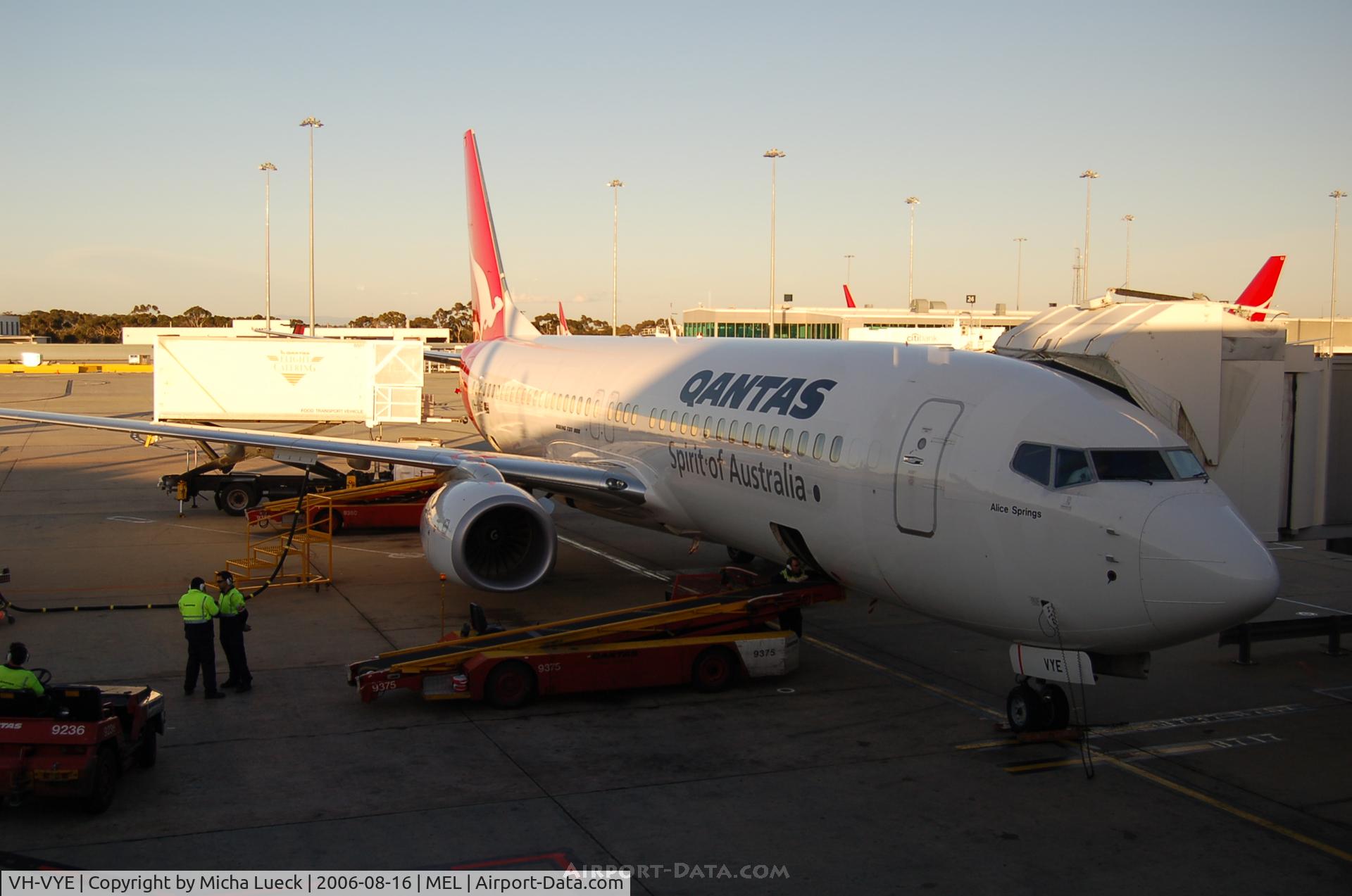 VH-VYE, 2005 Boeing 737-838 C/N 33993, Getting ready for an evening departure