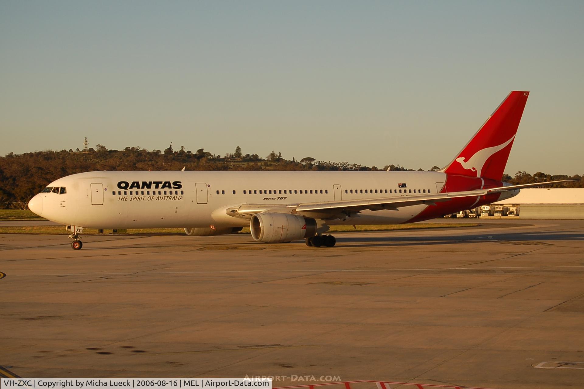 VH-ZXC, 1990 Boeing 767-336 C/N 24339, Taxiing to the runway in Melbourne's evening sun