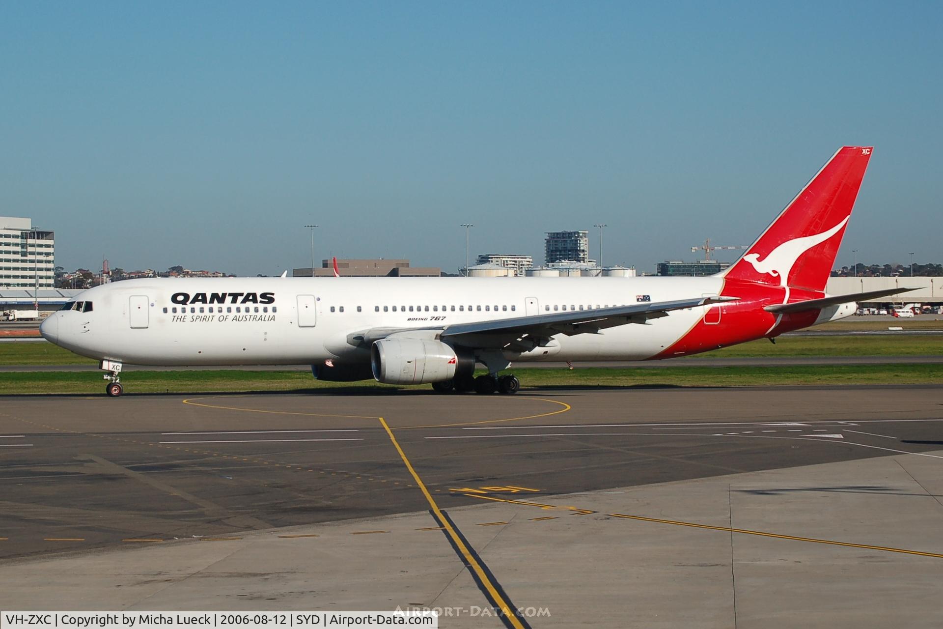 VH-ZXC, 1990 Boeing 767-336 C/N 24339, Taxiing to the runway for take-off