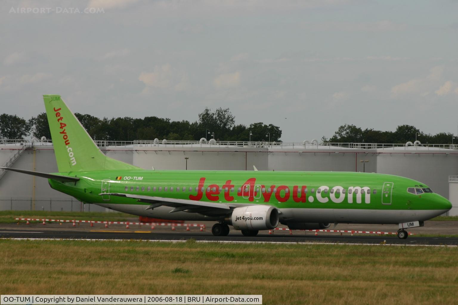 OO-TUM, 1990 Boeing 737-4B3 C/N 24750, taxiing on rwy 07R to take-off from rwy 25L