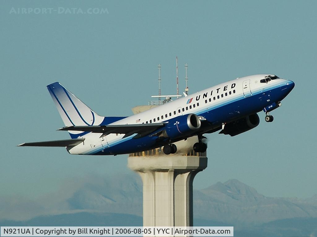 N921UA, 1991 Boeing 737-522 C/N 25388, departing 34 with tower and rockies in back