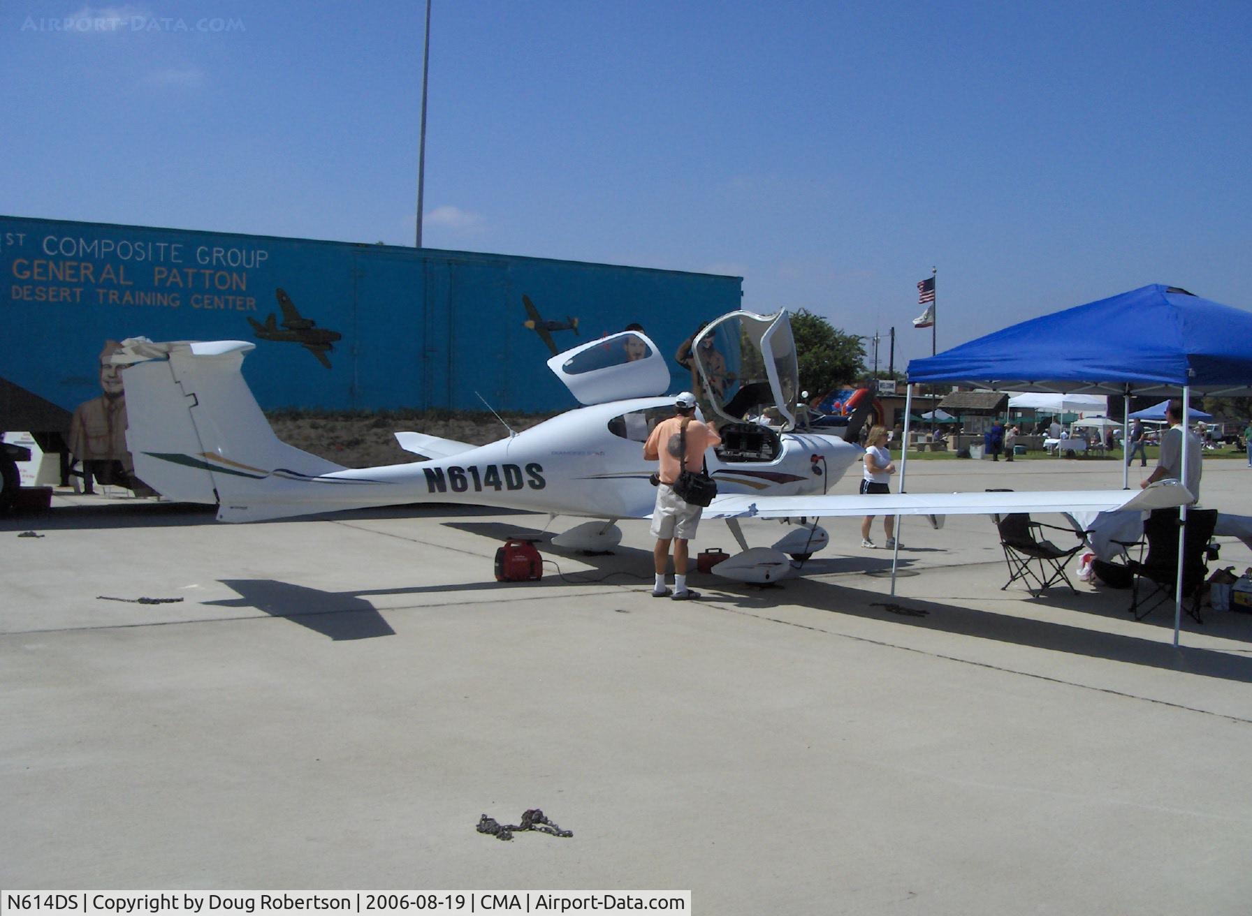 N614DS, 2005 Diamond DA-40 Diamond Star C/N 40.601, Photographer Dean Heald watching powered glass panel display demonstration, 2006 Diamond Aircraft DIAMOND STAR DA 40-180, Lycoming IO-360-M1A 180 Hp