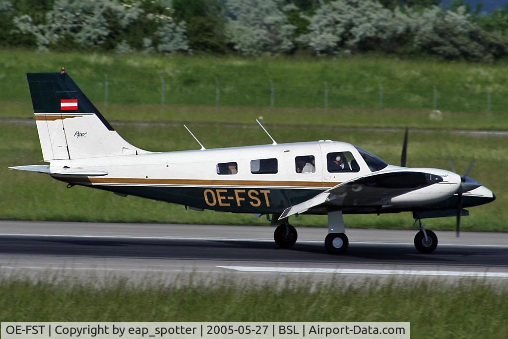 OE-FST, Piper PA-34-220T Seneca IV C/N 34-48079, landing on runway 16