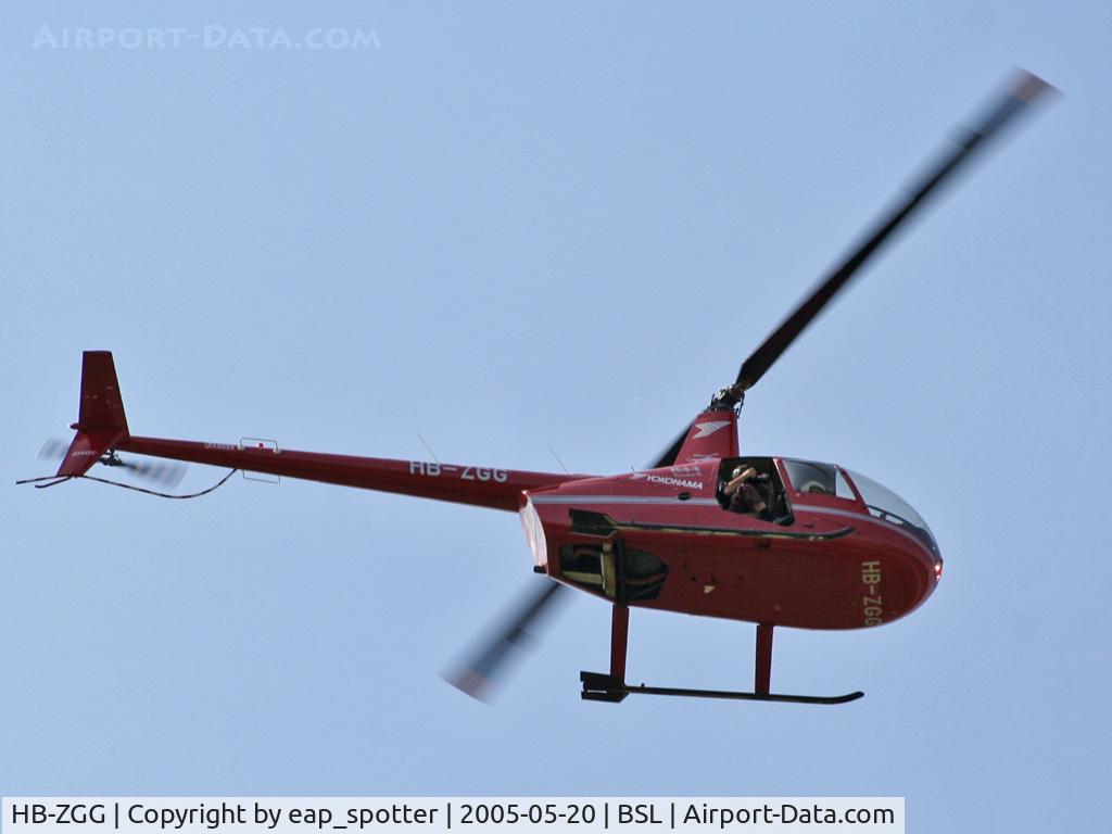 HB-ZGG, 2004 Robinson R44 II C/N 10587, crossing the axis runway 16 for final Heliba